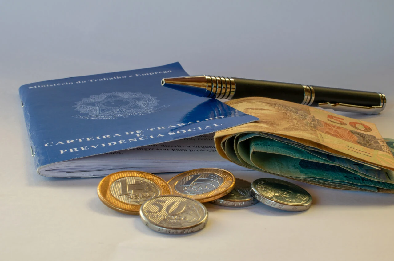 Qual a idade mínima para que um servidor público possa se aposentar