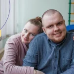 Servidores públicos com autismo trabalhando em ambiente profissional com foco em inclusão e acessibilidade